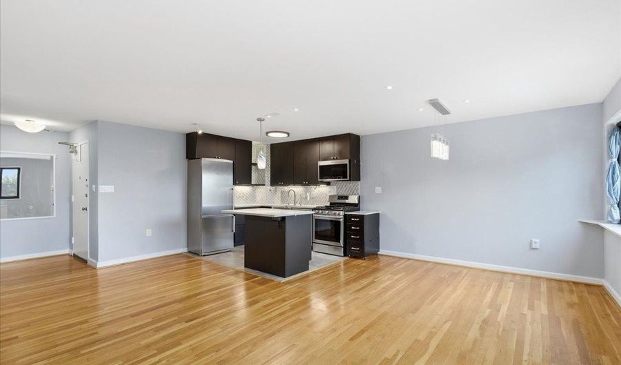 1300 S ARLINGTON RIDGE Rd 618, Arlington, VA 22202 - 1 Beds, 1 Bath