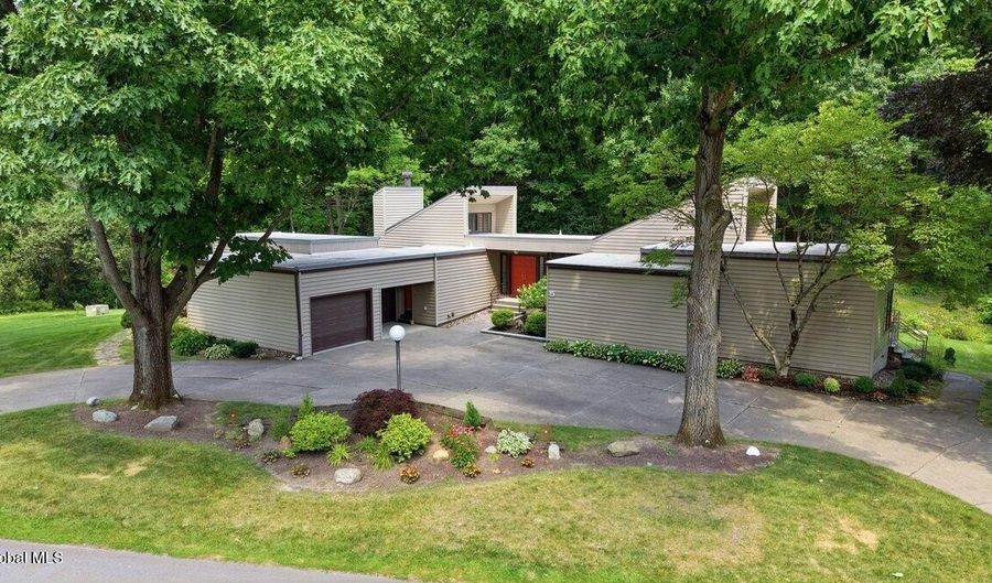 5 Newell Ct, Albany, NY 12204 - 4 Beds, 3 Bath