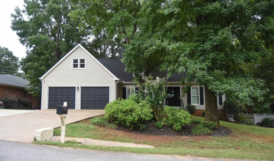 1209 SOMERSET Ln, Anniston, AL 36207 - 3 Beds, 3 Bath