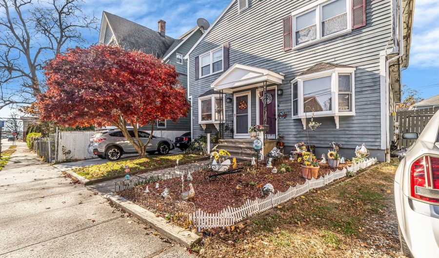 35 Kent Ave, Bridgeport, CT 06610 - 3 Beds, 2 Bath