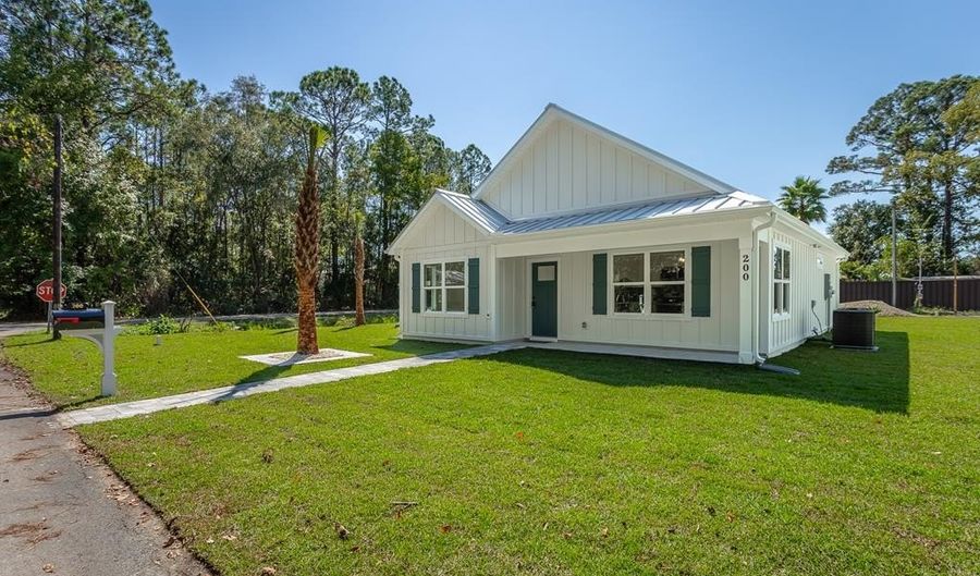 200 13th St, Apalachicola, FL 32320 - 3 Beds, 2 Bath