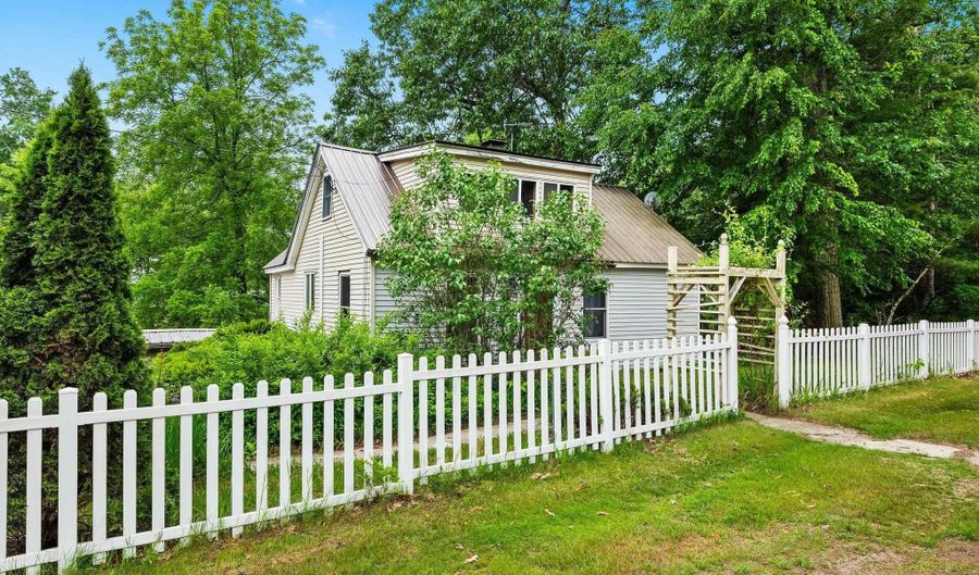 648 Raymond Rd, Chester, NH 03036 - 3 Beds, 1 Bath