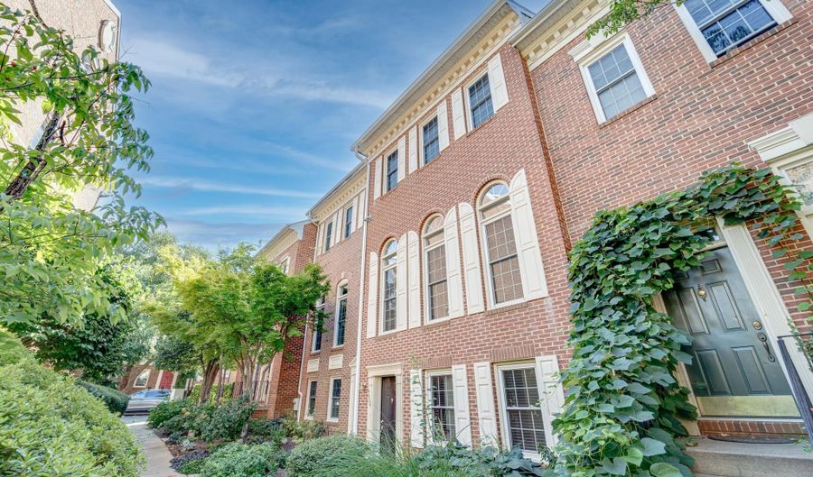 4656 KIRKLAND Pl, Alexandria, VA 22311 - 3 Beds, 3 Bath