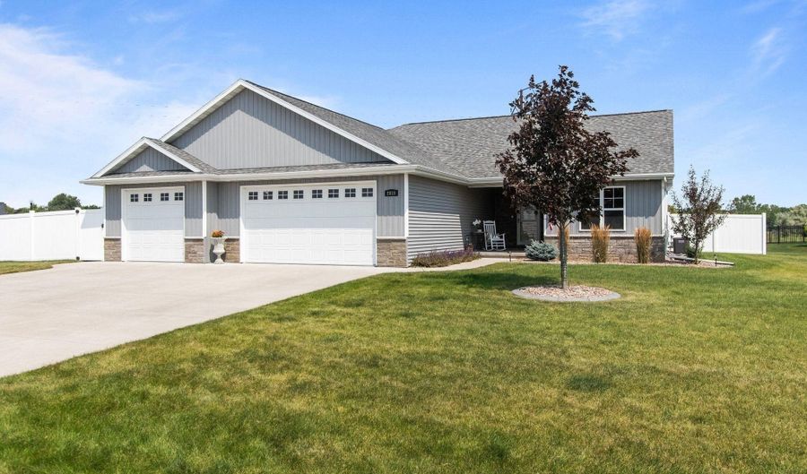 2818 W HIDDEN PINE Dr, Appleton, WI 54913 - 5 Beds, 3 Bath