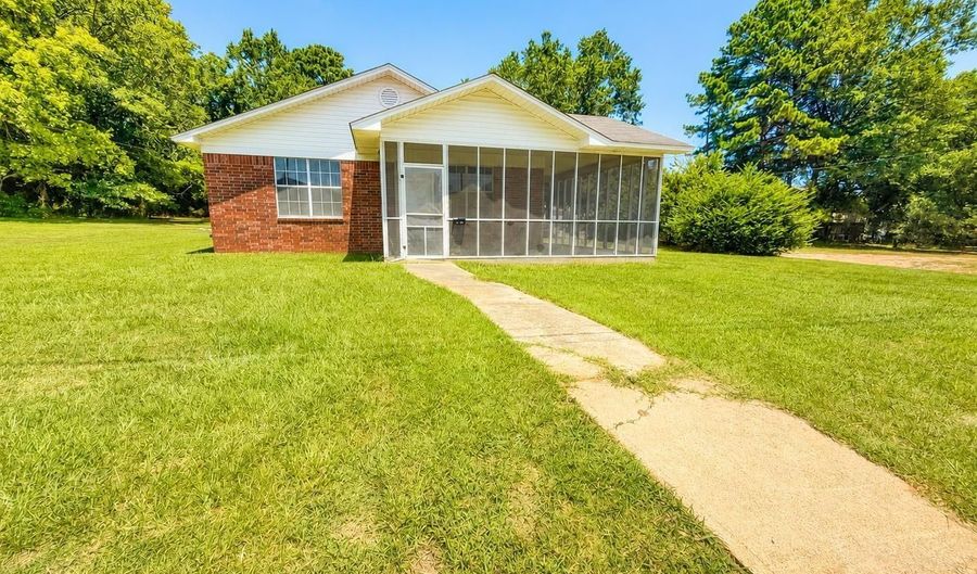 2000 Pine St, Arkadelphia, AR 71923 - 4 Beds, 2 Bath