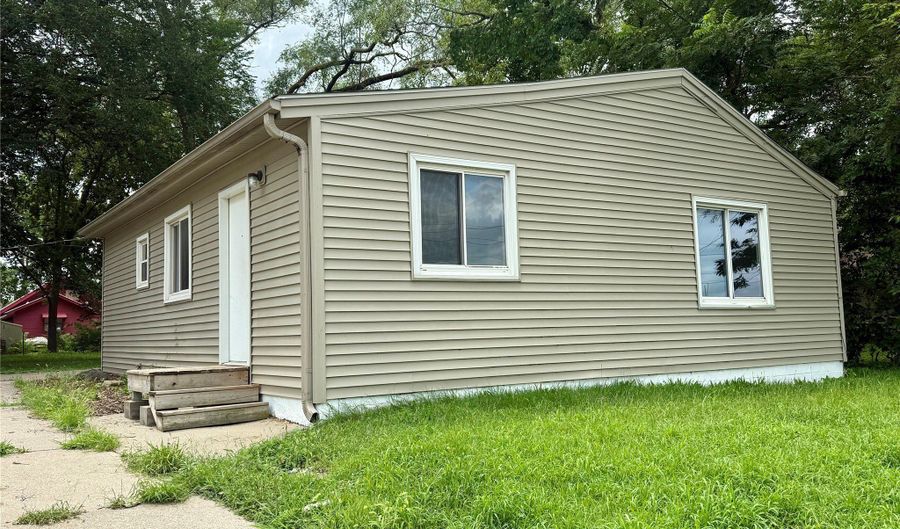 2711 E Market St, Des Moines, IA 50317 - 3 Beds, 1 Bath