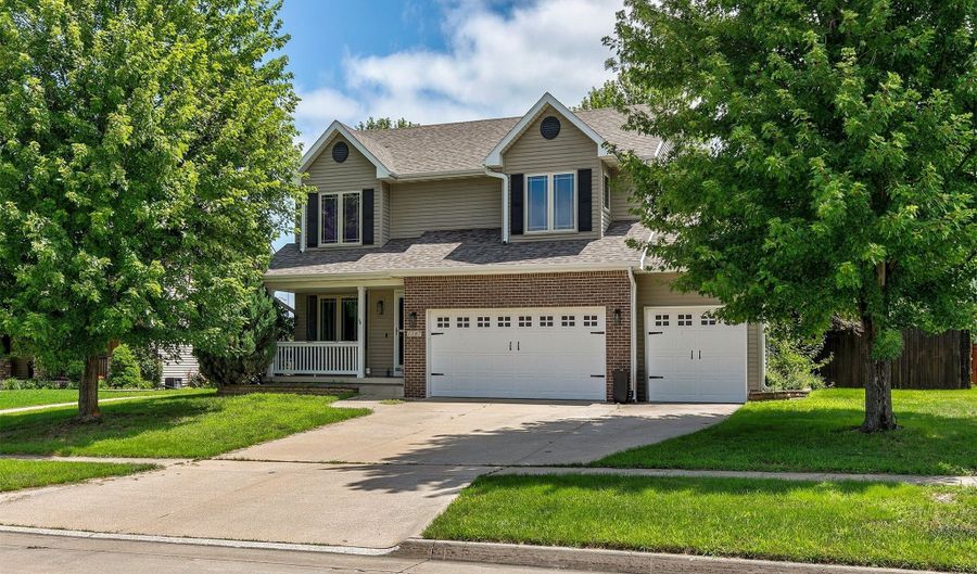 1107 Rosewood Dr, Altoona, IA 50009 - 4 Beds, 4 Bath