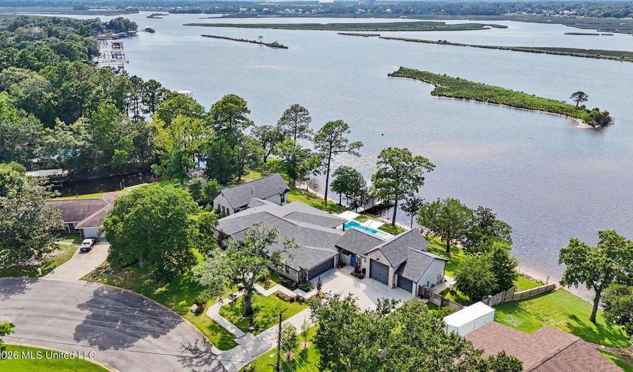 927 N Shore Dr, Biloxi, MS 39532 - 3 Beds, 4 Bath