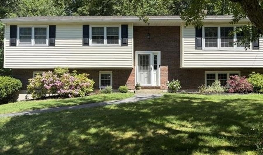 37 Pine Ridge Dr, Candia, NH 03034 - 4 Beds, 2 Bath