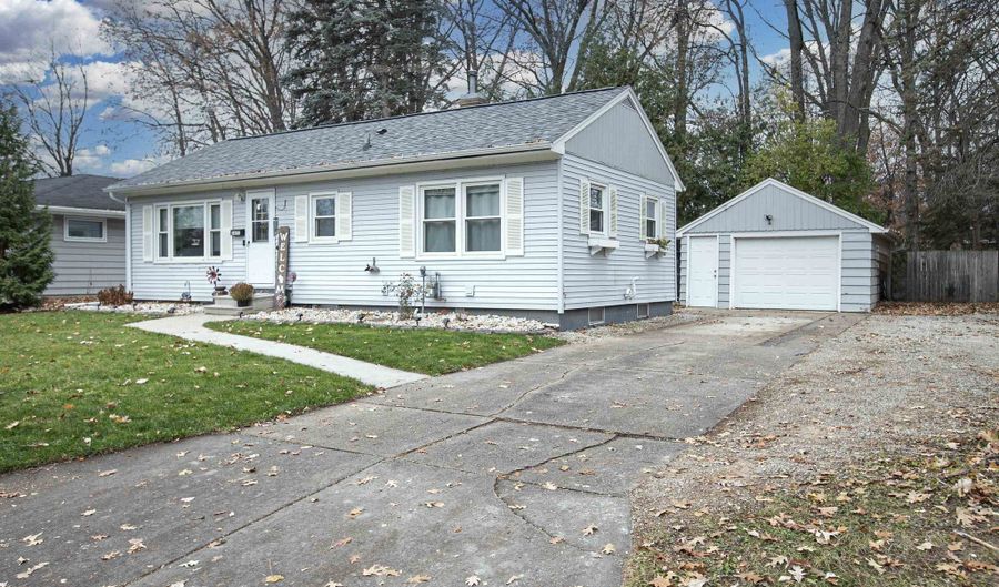 1631 N RACINE St, Appleton, WI 54911 - 3 Beds, 2 Bath