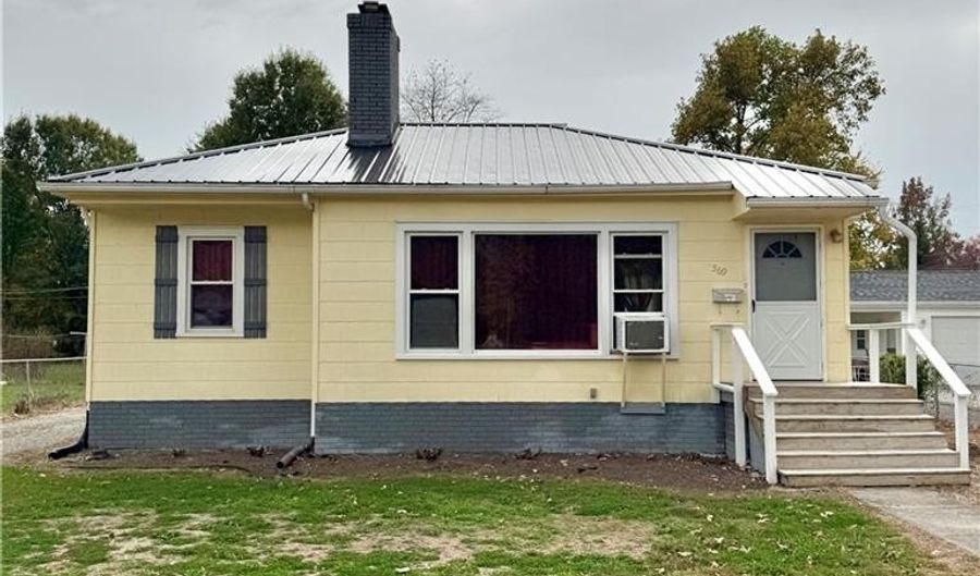 569 Broadway St, Austin, IN 47102 - 2 Beds, 1 Bath