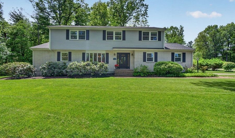 28 Algonquin Ave, Andover, MA 01810 - 5 Beds, 4 Bath