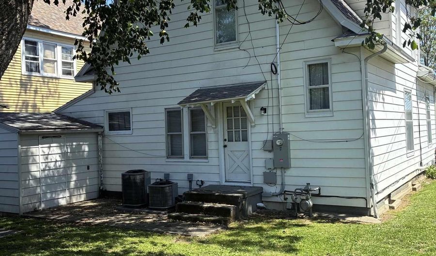 106 W 4th St, Bicknell, IN 47512 - 3 Beds, 3 Bath