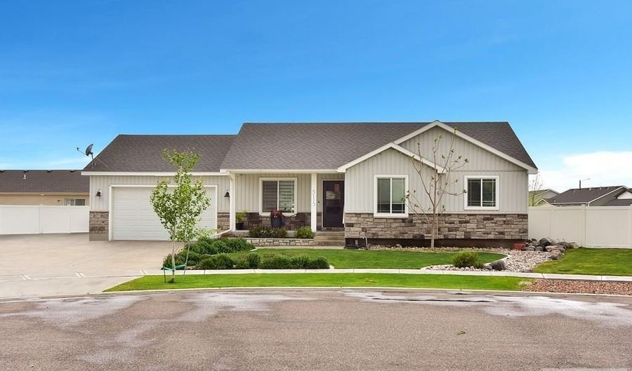 5113 Camden St, Chubbuck, ID 83202 - 5 Beds, 3 Bath