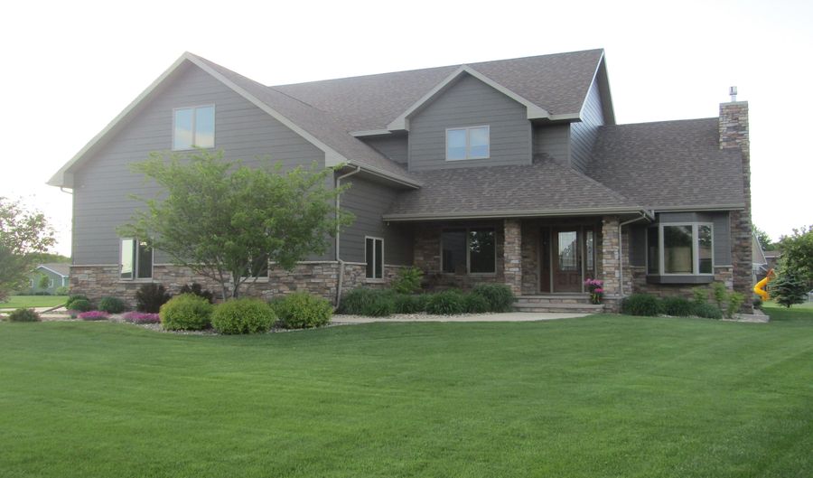 2105 SE 17th Ave, Aberdeen, SD 57401 - 5 Beds, 4 Bath