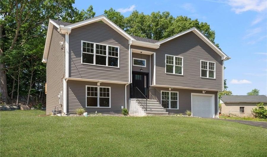 18 Pleasantview Ave, Johnston, RI 02919 - 3 Beds, 3 Bath