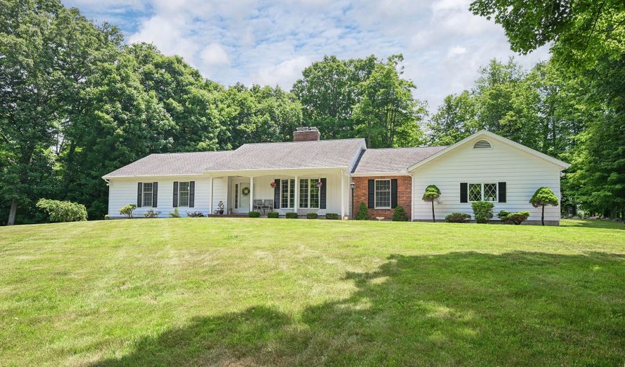 28 Wintergreen Hill Rd, Danbury, CT 06811 - 3 Beds, 3 Bath