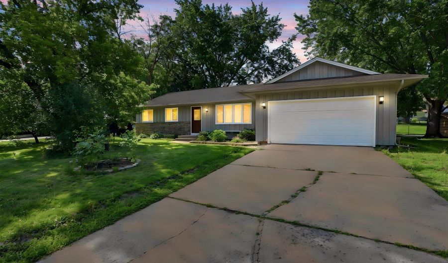 916 Whitney Dr, Apple Valley, MN 55124 - 4 Beds, 3 Bath