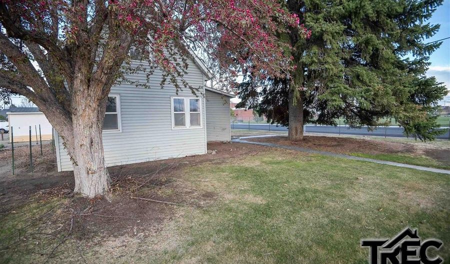 309 E 4th St, Powell, WY 82435 - 2 Beds, 1 Bath