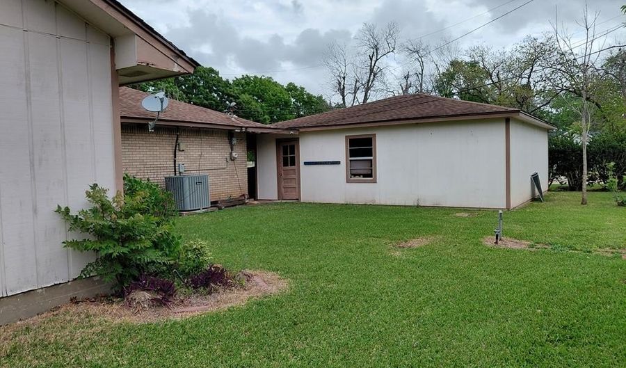 736 NORTHRIDGE, Angleton, TX 77515 - 3 Beds, 2 Bath