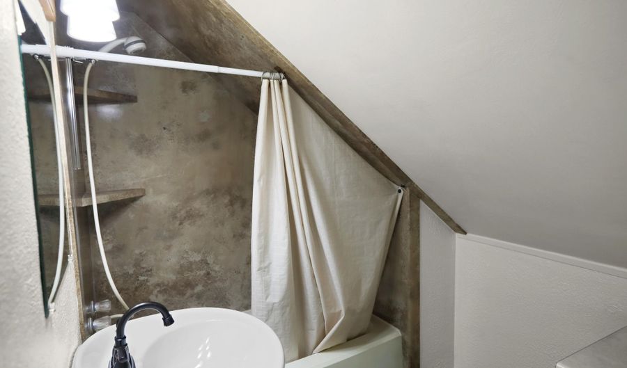 606 N State St, Aberdeen, SD 57401 - 4 Beds, 1 Bath