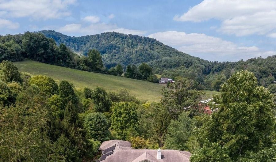 32 Scenic Valley Dr, Barnardsville, NC 28709 - 4 Beds, 3 Bath