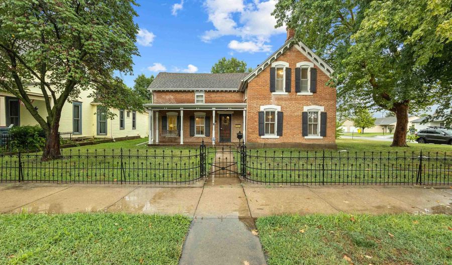 619 NW 3 St, Abilene, KS 67410 - 2 Beds, 3 Bath