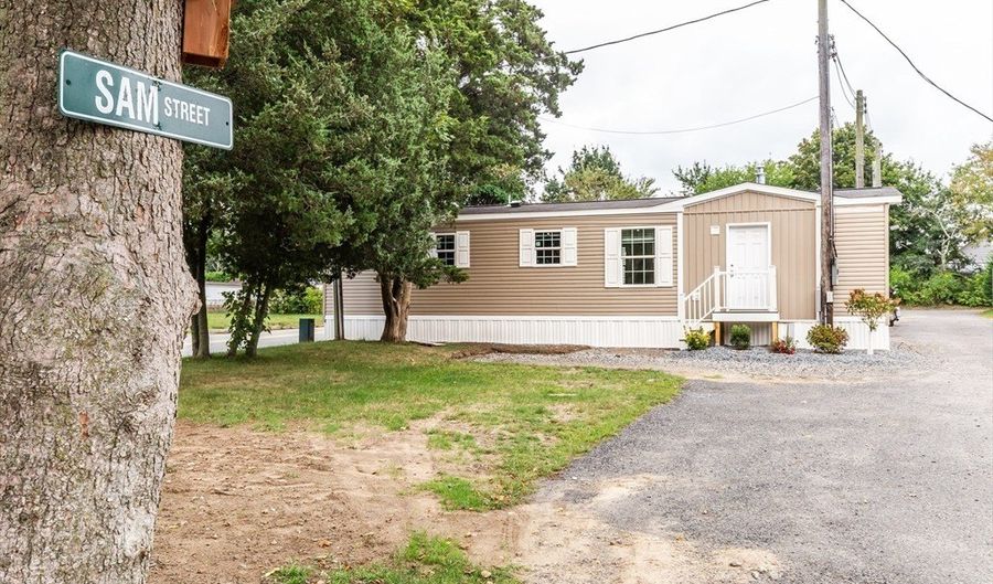 4 Sam St, Acushnet, MA 02743 - 2 Beds, 1 Bath