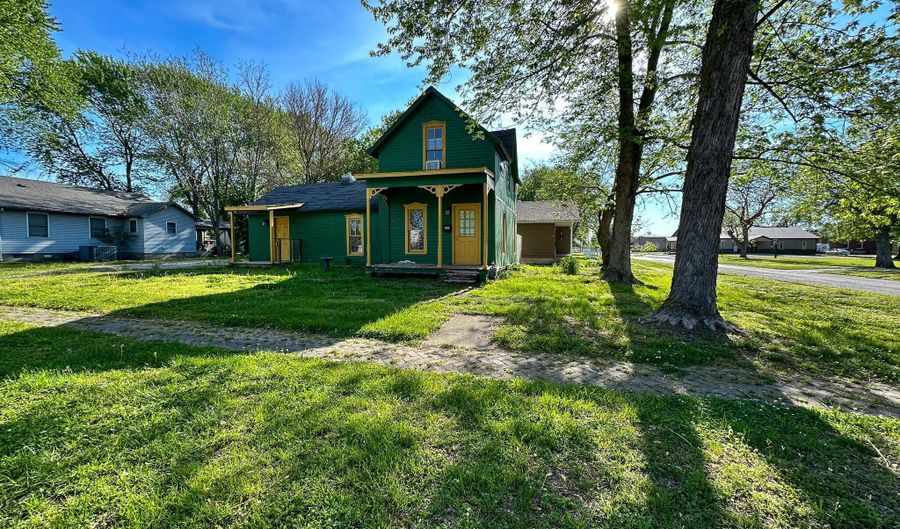 200 N Osage St, Girard, KS 66743 - 2 Beds, 1 Bath