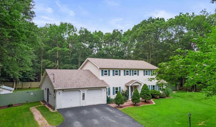 2770 Tacoma Dr, Blakeslee, PA 18610 - 4 Beds, 3 Bath