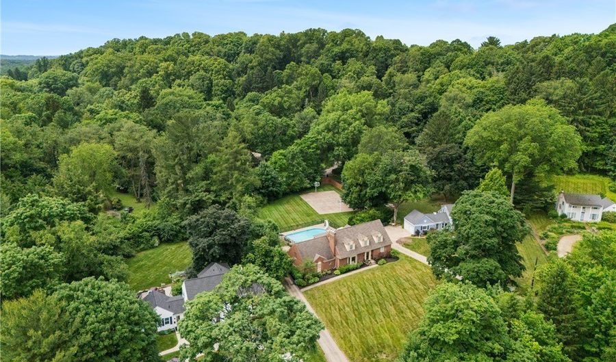 70 S Meadowcroft Dr, Akron, OH 44313 - 4 Beds, 3 Bath