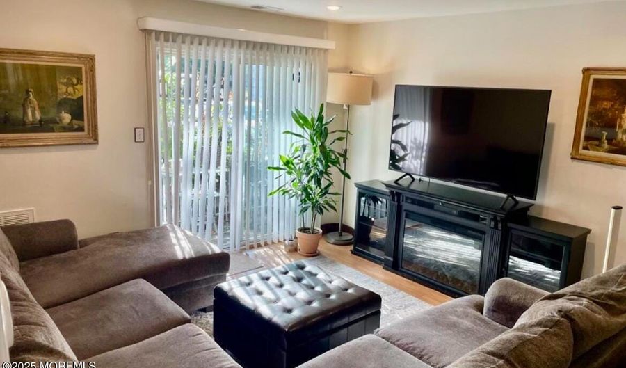 102 Wedgewood Cir, Belford, NJ 07718 - 2 Beds, 2 Bath
