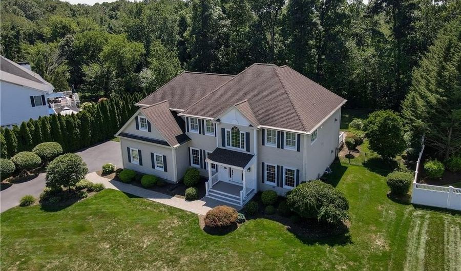9 Elizabeth Dr, Lincoln, RI 02865 - 4 Beds, 4 Bath