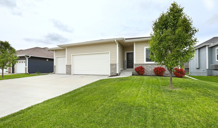 827 33rd Ct SW, Altoona, IA 50009 - 4 Beds, 3 Bath