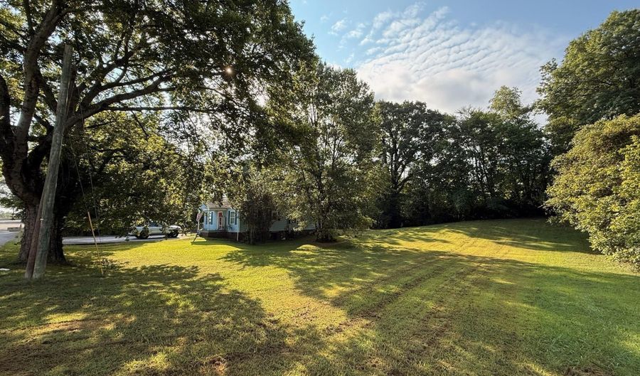 966 Poplar St, Alcoa, TN 37701 - 3 Beds, 2 Bath
