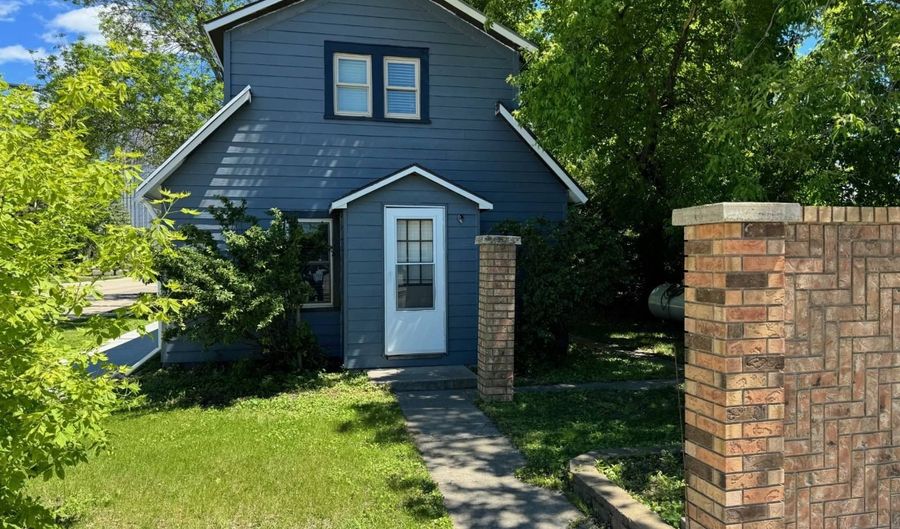 701 Thompson St, Bottineau, ND 58318 - 2 Beds, 1 Bath