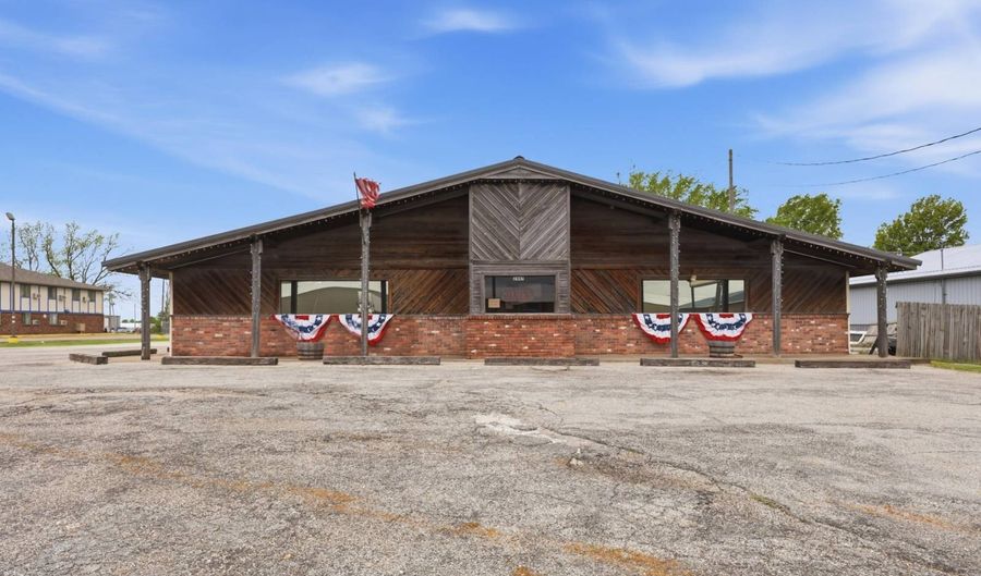 2447 Military Ave, Baxter Springs, KS 66713 - 1 Beds, 2 Bath