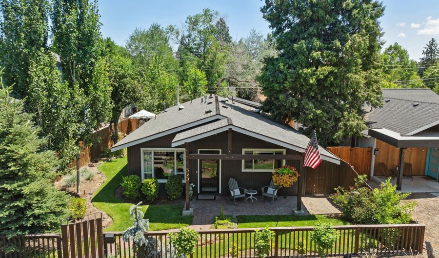 820 NW 12th St, Bend, OR 97703 - 2 Beds, 2 Bath