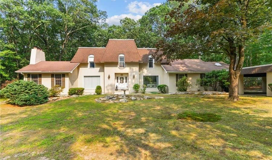 300 Country View Dr, Warwick, RI 02886 - 3 Beds, 3 Bath