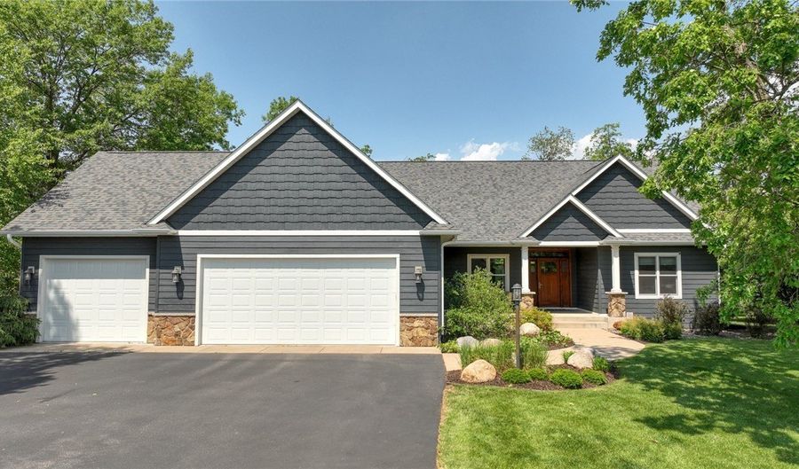 904 Timber View Dr, Altoona, WI 54720 - 4 Beds, 3 Bath
