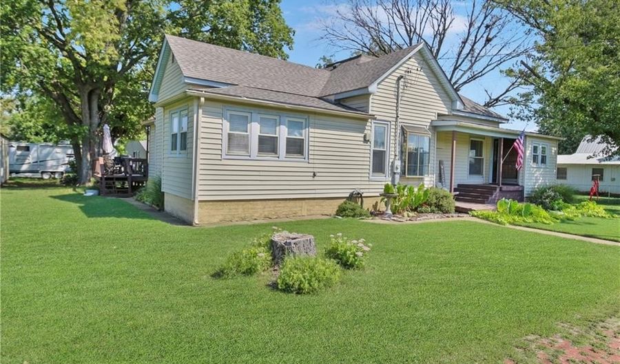 911 E 5th St, Altamont, KS 67330 - 3 Beds, 1 Bath