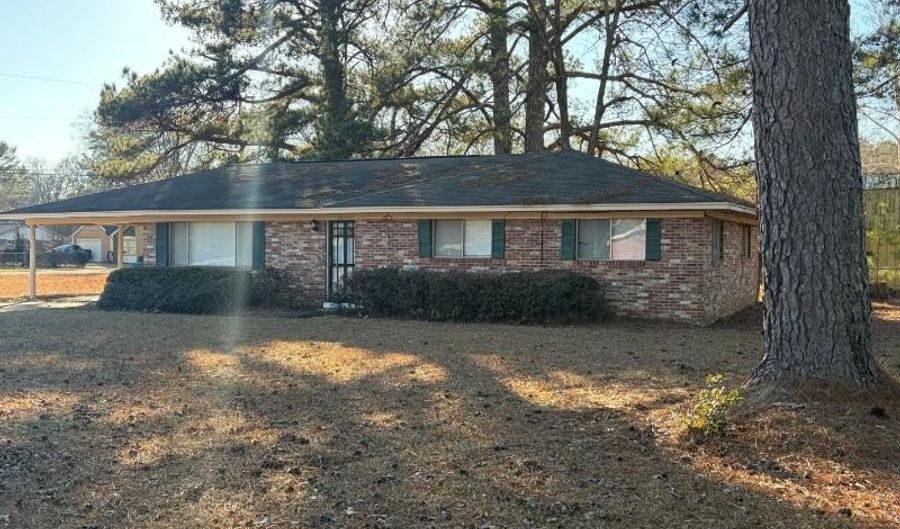 301 Meadowlane Dr, Aberdeen, MS 39730 - 3 Beds, 2 Bath