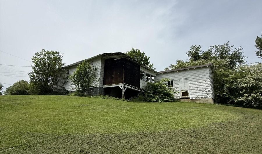 272 E Center St, Beattyville, KY 41311 - 2 Beds, 1 Bath