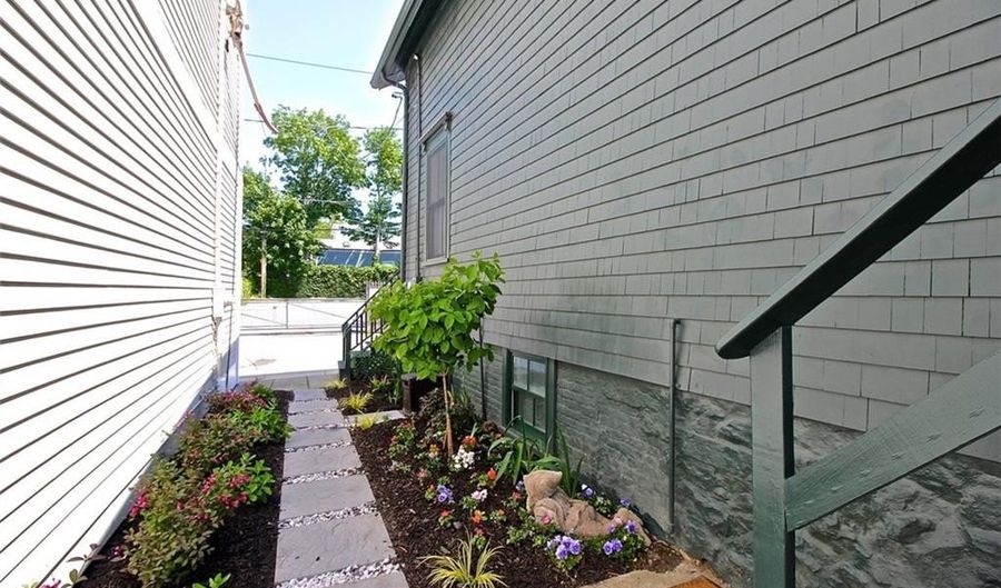 105 John St, Newport, RI 02840 - 2 Beds, 2 Bath
