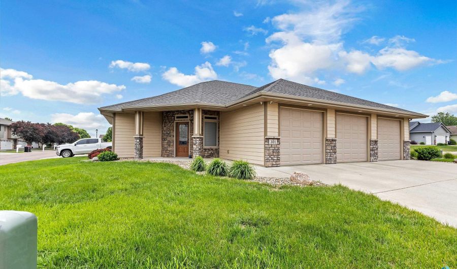 301 S Spring Pl, Brandon, SD 57005 - 2 Beds, 2 Bath