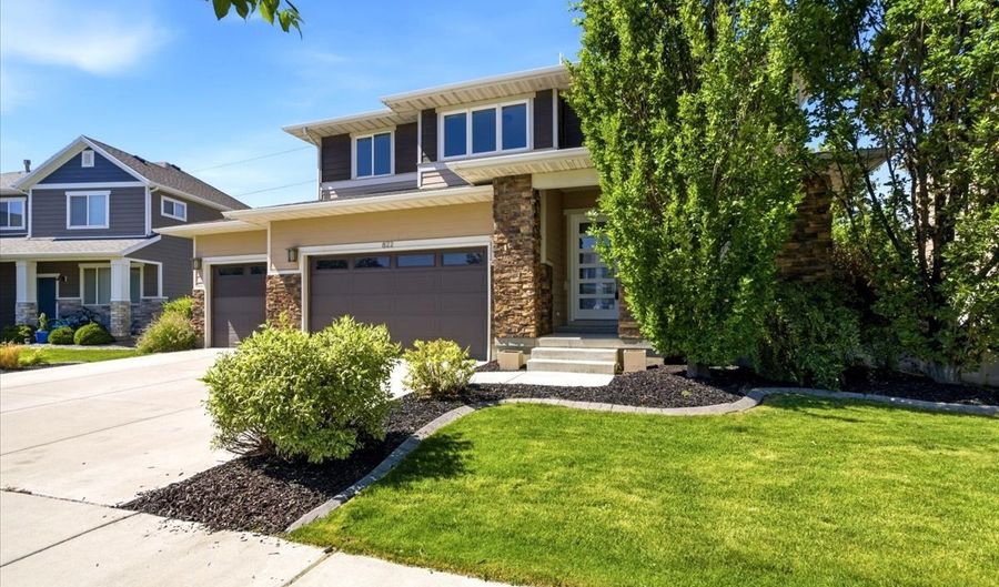 822 W STAR SPANGLED Dr, Bluffdale, UT 84065 - 5 Beds, 4 Bath