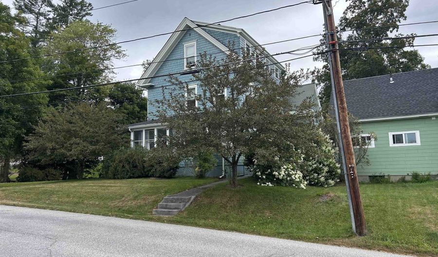 18 Oak Hill Ave, Littleton, NH 03561 - 4 Beds, 3 Bath