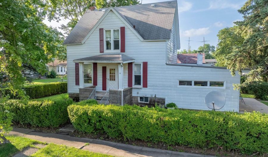 407 W MARTIN St, Abingdon, IL 61410 - 3 Beds, 2 Bath