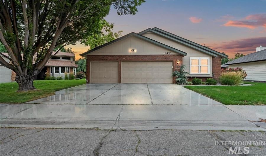10490 W Wildrose Ct, Boise, ID 83704 - 3 Beds, 2 Bath