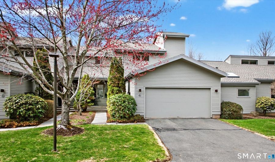 4 Thistle Holw 4, Avon, CT 06001 - 3 Beds, 4 Bath